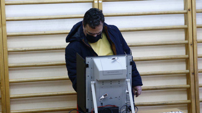 Куцо начало на вота! Машина за гласуване се счупи във Варна 