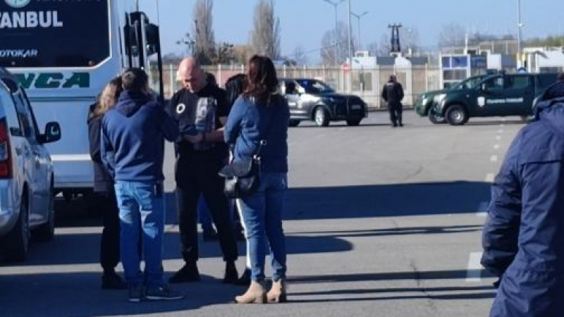 Българка на прибиране от Турция: Безумие и скандал! Полицията не ни пуска заради изборите, опашката е километрична СНИМКИ