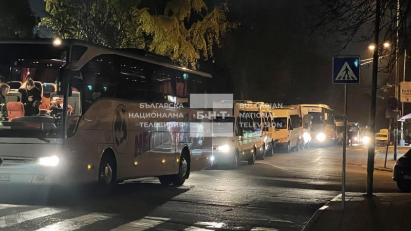 Опашка от автобуси с членове на СИК се изви в Бургас СНИМКИ