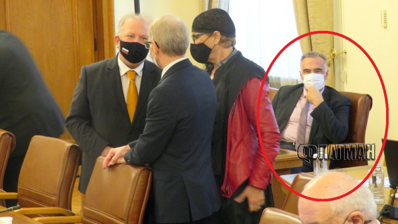 Мистерия: Какво прави подалият оставка Кутев на заседанието на правителството СНИМКИ
