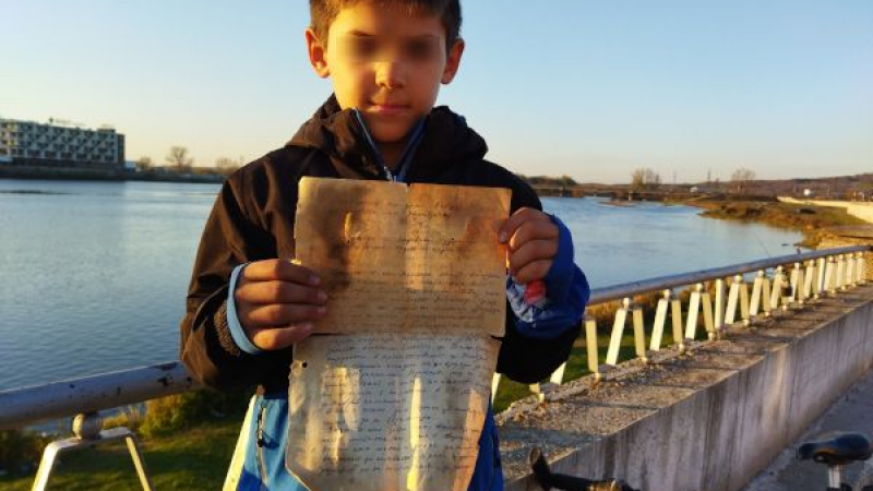9-г. момченце намери бутилка с бележка в Марица, отвори я и се разплака от прочетеното СНИМКИ