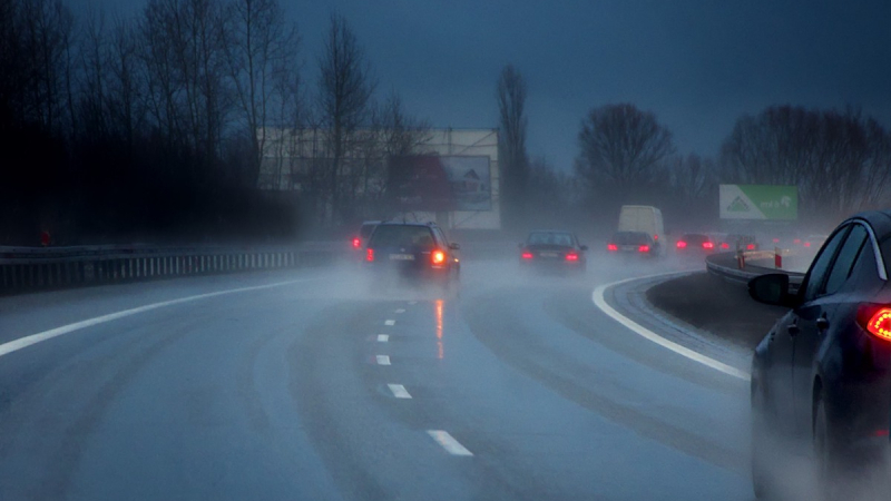 Невидима заплаха: Как шофьорите да разпознаят "черния лед" на пътя
