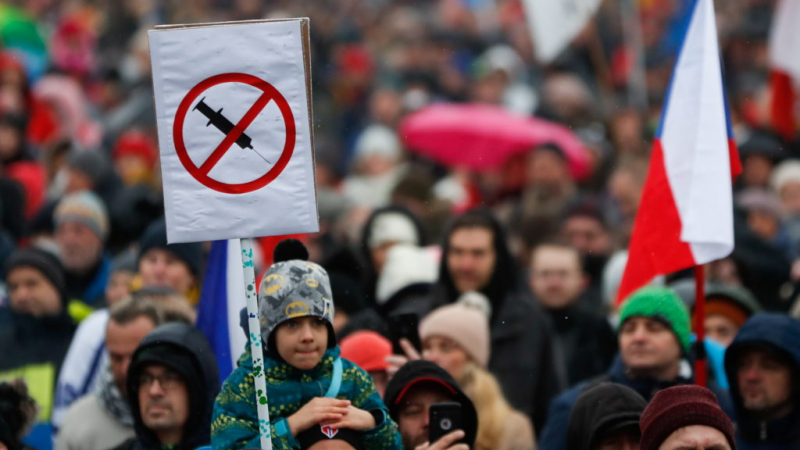 Масови протести в Чехия срещу К-19 мерките, болниците се пръскат по шевовете 