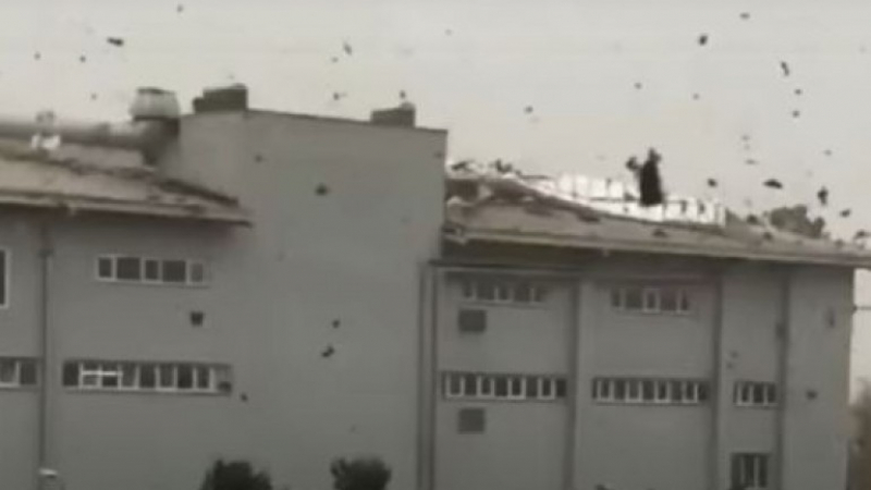 Чудовищната буря в Истанбул взе жертви, а български тир се обърна ВИДЕО