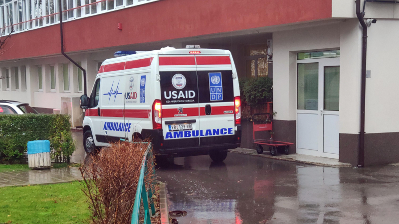 Линейка от Сърбия пред "Пирогов" СНИМКИ