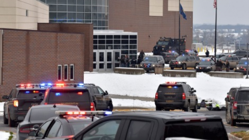 Стрелба и убити ученици в гимназия в Мичиган ВИДЕО