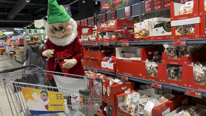 ИЗНЕНАДА! Джуджето на дядо Коледа пазарува редом с посетителите във верига магазини