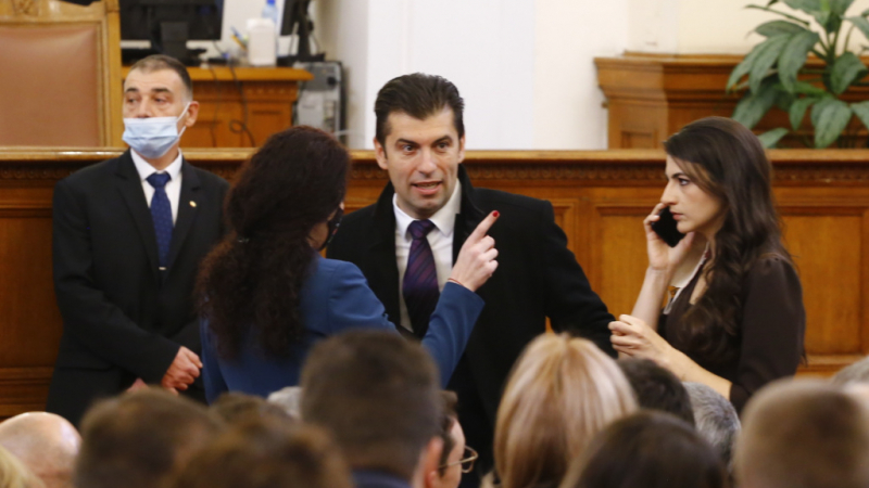 Доц. Стойчев: Стане ли Петков премиер може да се превърне в заложник на...