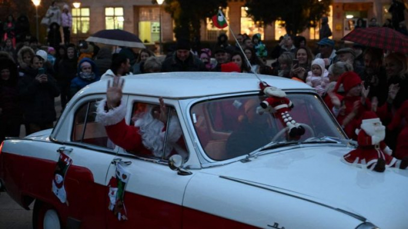 Дядо Коледа събра очите на площада в Перник с возилото си СНИМКИ 