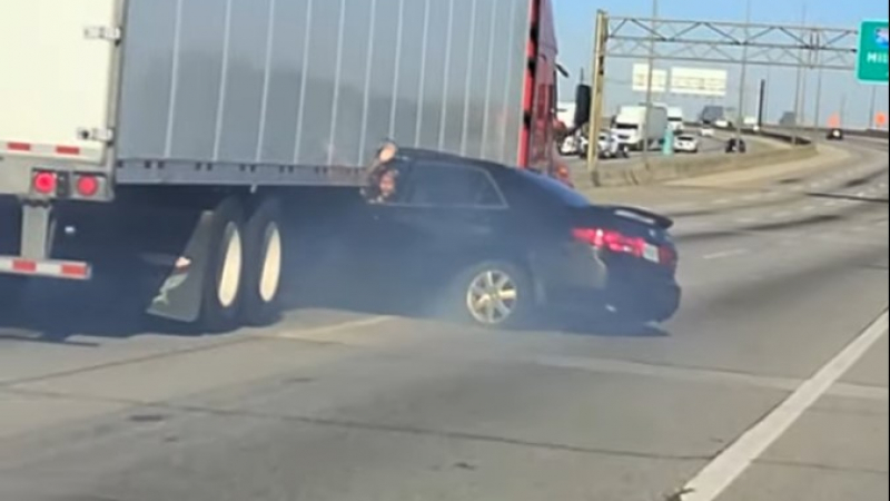 Шокиращо ВИДЕО: Камион влачи кола по път, а шофьорът ...