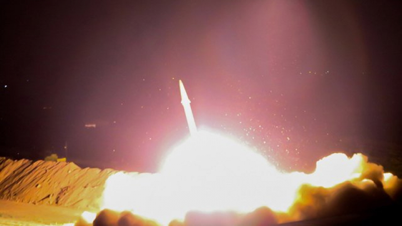 Извънредно! Експлозия в небето над ирански ядрен обект СНИМКА