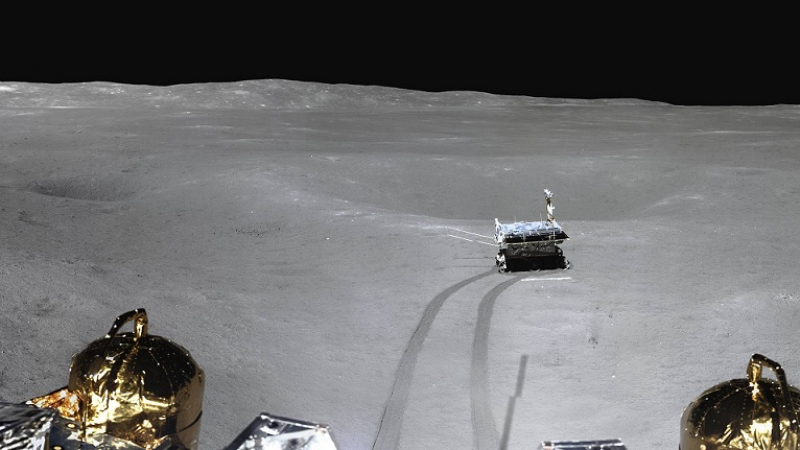 Странен обект бе открит на Луната от китайски космически апарат СНИМКА