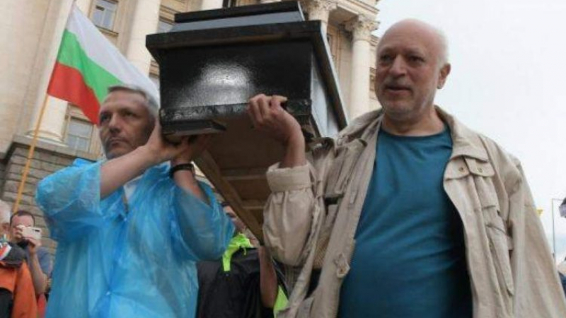 Десислава Атанасова: Разнасящият ковчег министър погреба свободата на словото