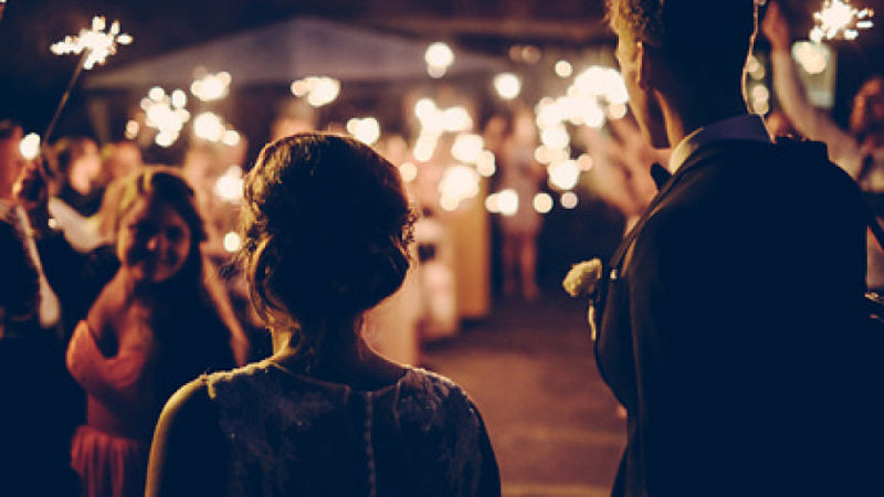 Младоженец видя неочакван гост на сватбата си и избяга