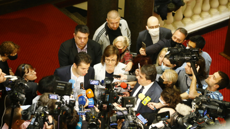 Нинова, Петков и Василев с извънредни новини след спешната среща за споразумението ВИДЕО