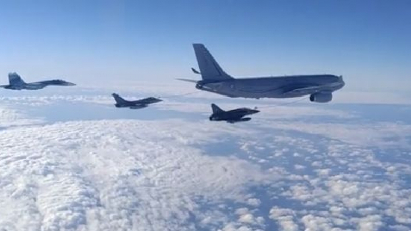 Зрелище: Руски Су-27 съпровождат 5 самолета на САЩ и Франция над Черно море ВИДЕО 
