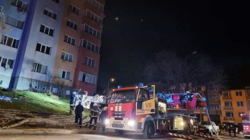 Ето какво рисково действие на пожарникарите спасило умиращите едномесечни близначета от ада в Благоевград ВИДЕО