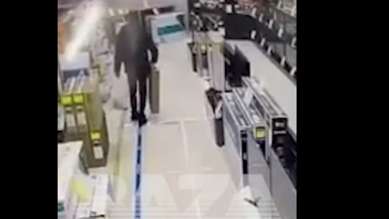 Нагъл обир: мъж изнесе телевизор от магазина пред очите на персонала и охраната