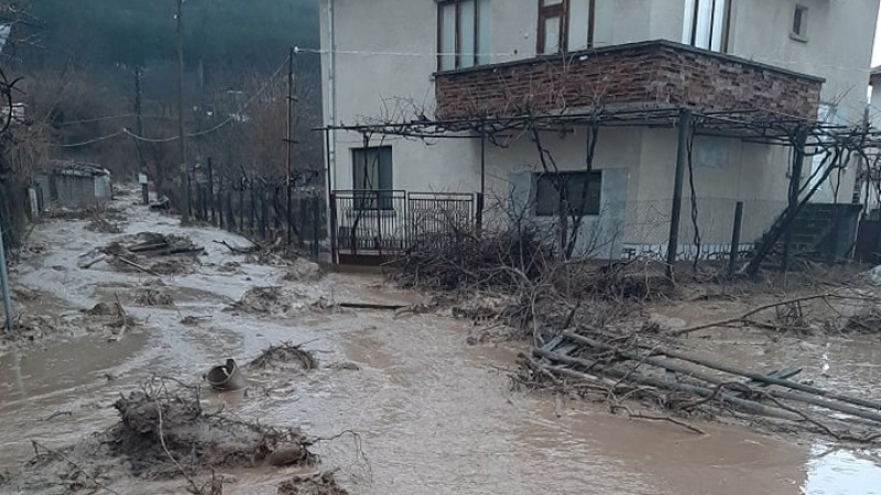 Още няколко общини обявиха бедствено положение, къщи са под вода ВИДЕО