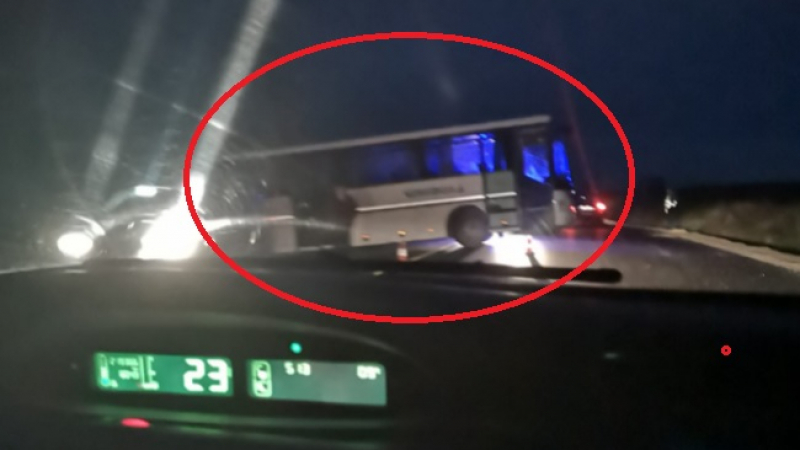 Извънредна ситуация с автобус край Осеново СНИМКА