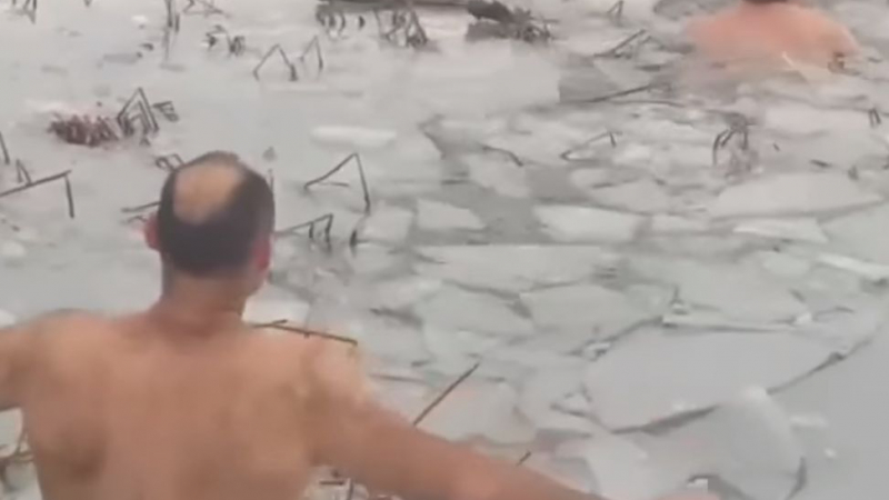 Полицаи наскачаха голи в замръзнало езерце, за да... ВИДЕО 