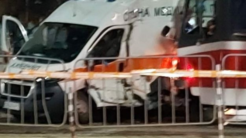 Адско меле между трамвай и линейка на ключов булевард в София СНИМКИ 