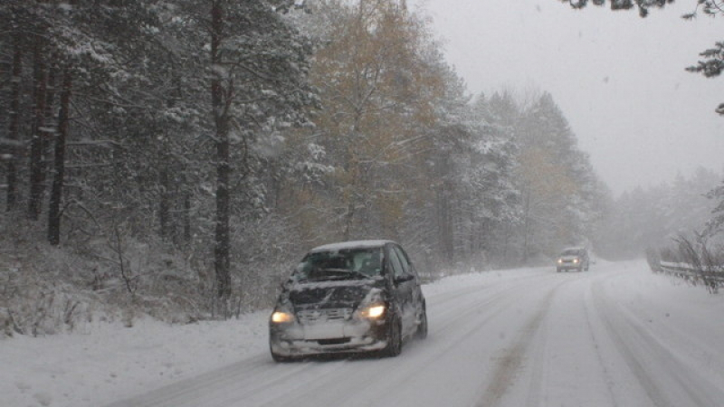 Какво се случва в проходите на България при обилния сняг
