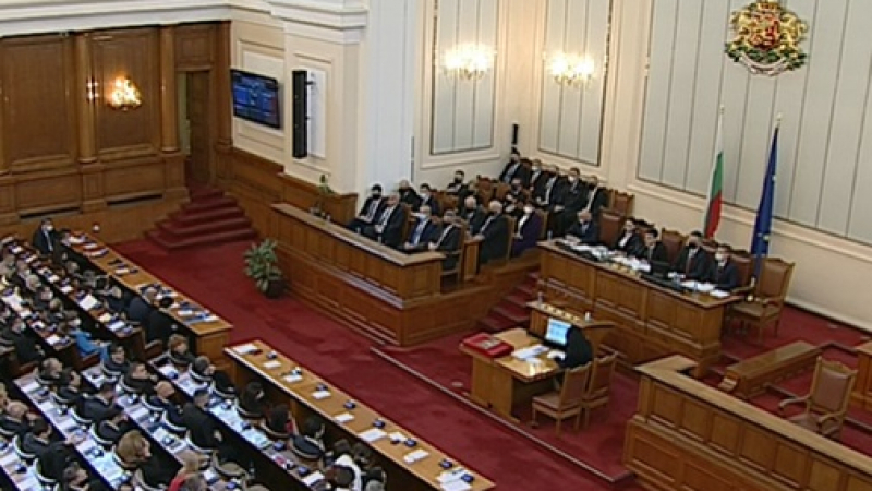 В парламента гласуват кабинета "Петков", разрази се скандал 