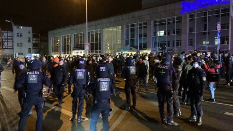 Напрежението ескалира! Протестиращи срещу К-19 мерките в сблъсък с полицията в германски град СНИМКИ