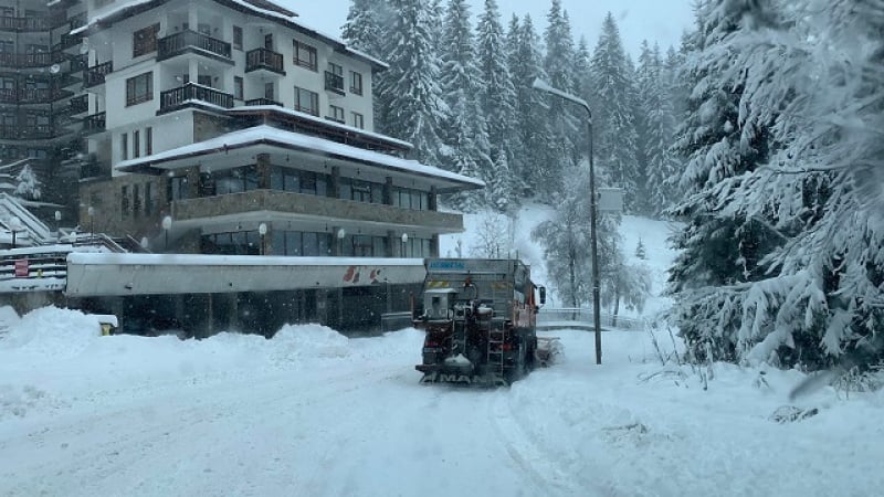 Над 70 см сняг в Смолянско и продължава да вали