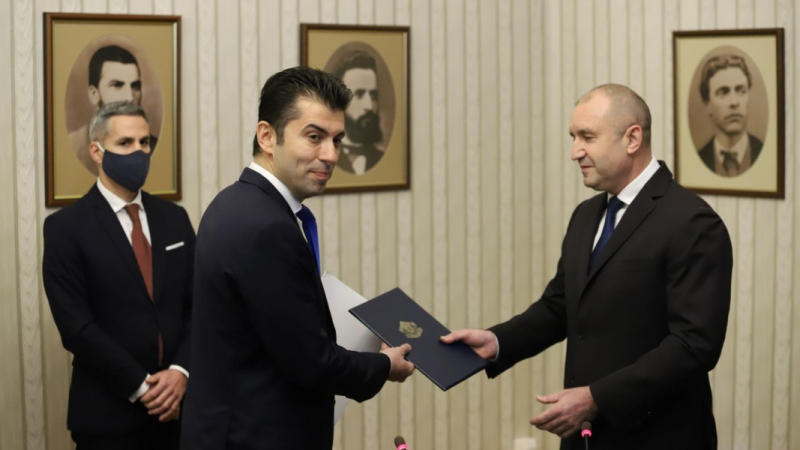 Близък човек на президента заговори за разрив между Радев и Петков ВИДЕО