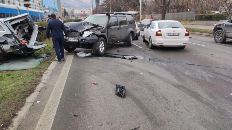 Зрелищни СНИМКИ и ВИДЕО от бруталната катастрофа в София, колите са неузнаваеми 