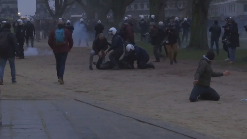 В Брюксел ври и кипи: Полицаи бият протестиращи ВИДЕО