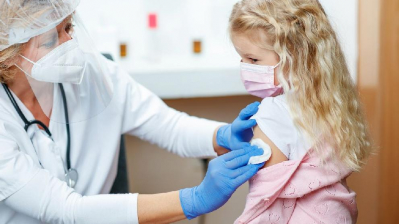 Ужас: Инжектираха деца с неодобрена ваксина срещу К-19