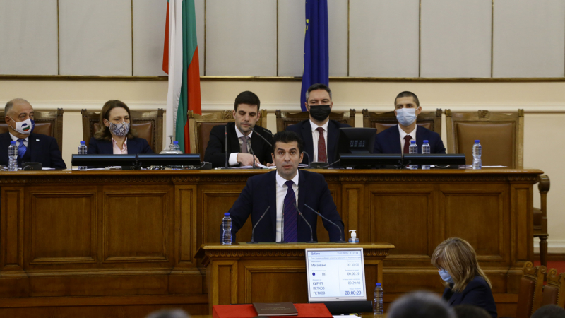 Кирил Петков отиде в парламента и веднага се обясни за Северна Македония