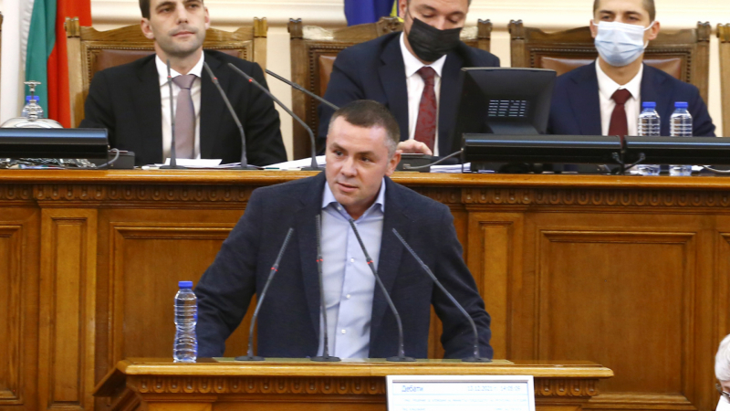 Депутатът Христо пита Минеков: Нормално ли е този човек да оглавява отдел в МК