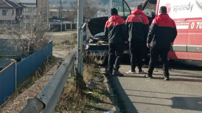 Пожарни и линейки фучат към Покровнишкия мост, бус на "Спиди" и кола са се помлели СНИМКИ