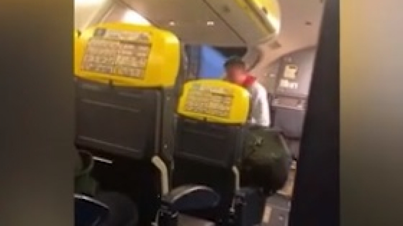 Невиждан цирк в самолет на RyanAir заради вманиачен антиваксър ВИДЕО