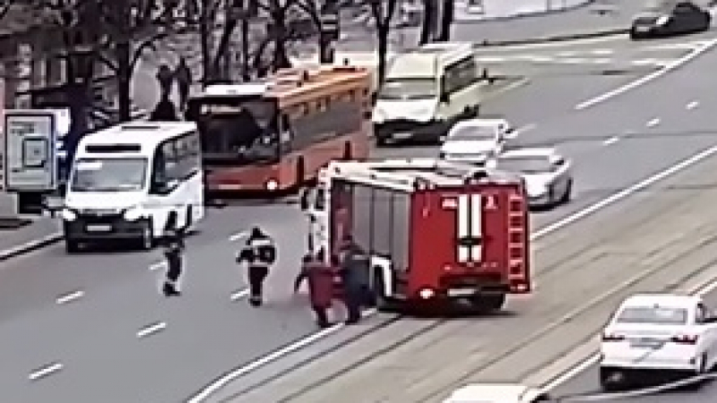 Цяла България гледа това ВИДЕО с пожарникари и възрастна жена, но...