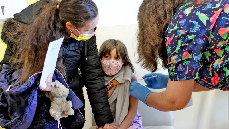 Плюшено мече дава кураж на дечицата по време на ваксинацията в Пловдив СНИМКИ  