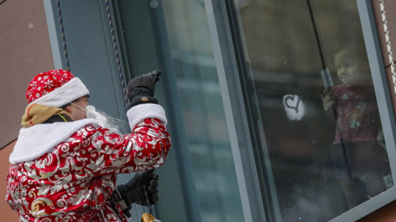Дядо Мраз направи фурор в детска болница в Москва СНИМКИ