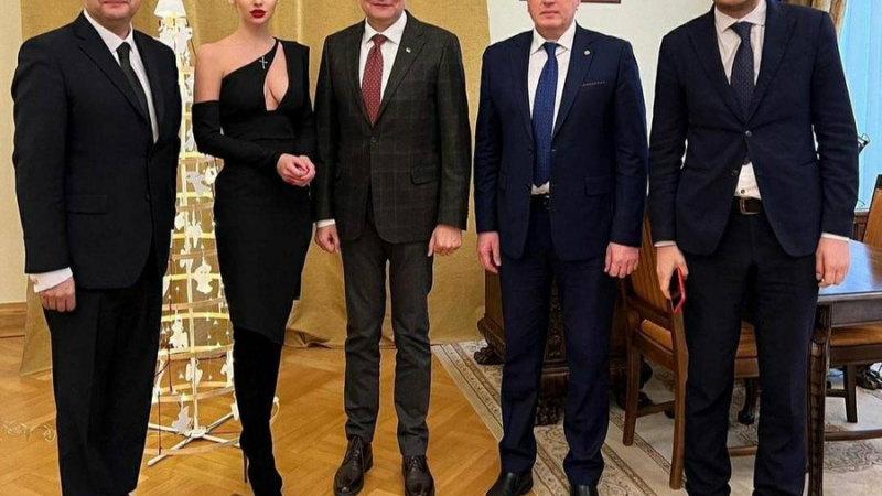 Помощничка на министър проведе бизнес среща в гола рокля СНИМКИ 18+
