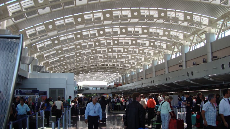 200 пътници караха Бъдни вечер на летище заради случай, ставащ веднъж на милион