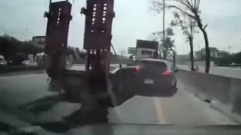 Зрелищен инцидент: Автовоз унищожи кола при смяна на лентата ВИДЕО