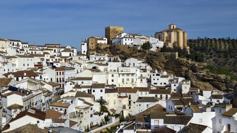 Този уникален град е построен в скалите в Испания