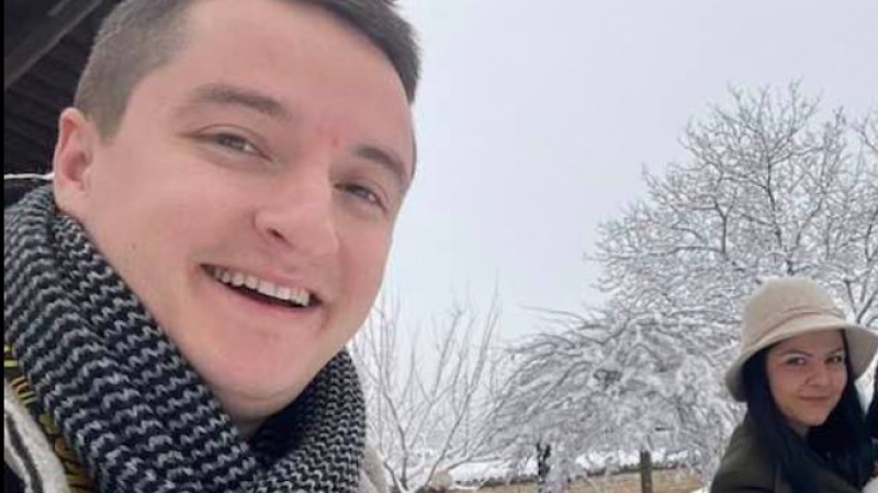 Ето как Явор Божанков се радва на снежната еуфория във Велико Търново СНИМКА