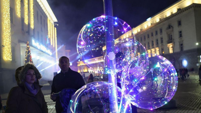 Вместо заря: София посреща 2022 г. със светлинно шоу ВИДЕО