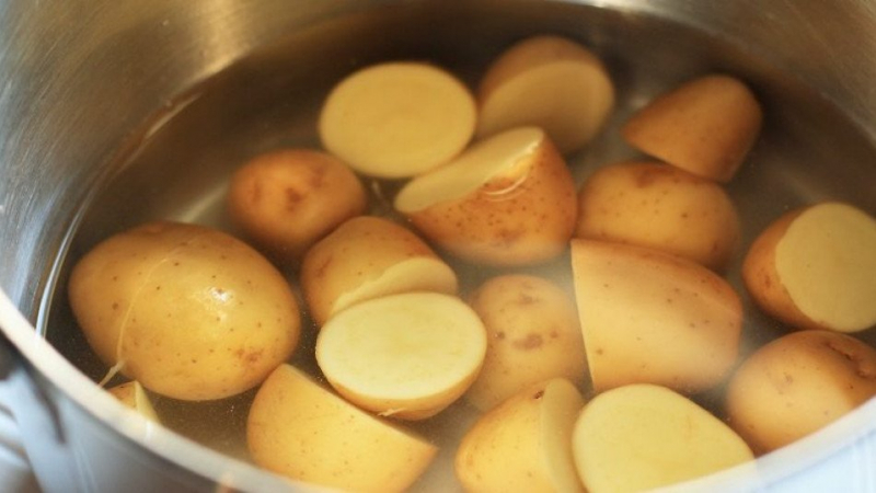 За нищо на света не изхвърляйте водата, в която сте варили картофите, върши чудеса!