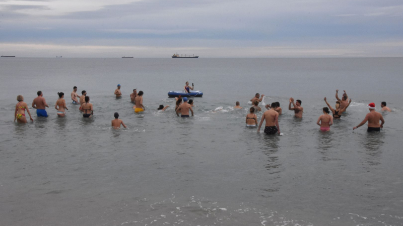 Ентусиасти! Новогодишно къпане в морето край Варна СНИМКИ 