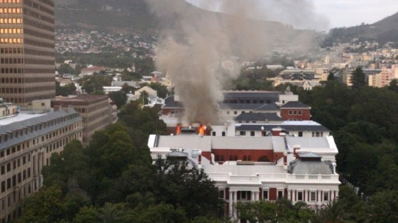 Пламна парламентът на ЮАР ВИДЕО